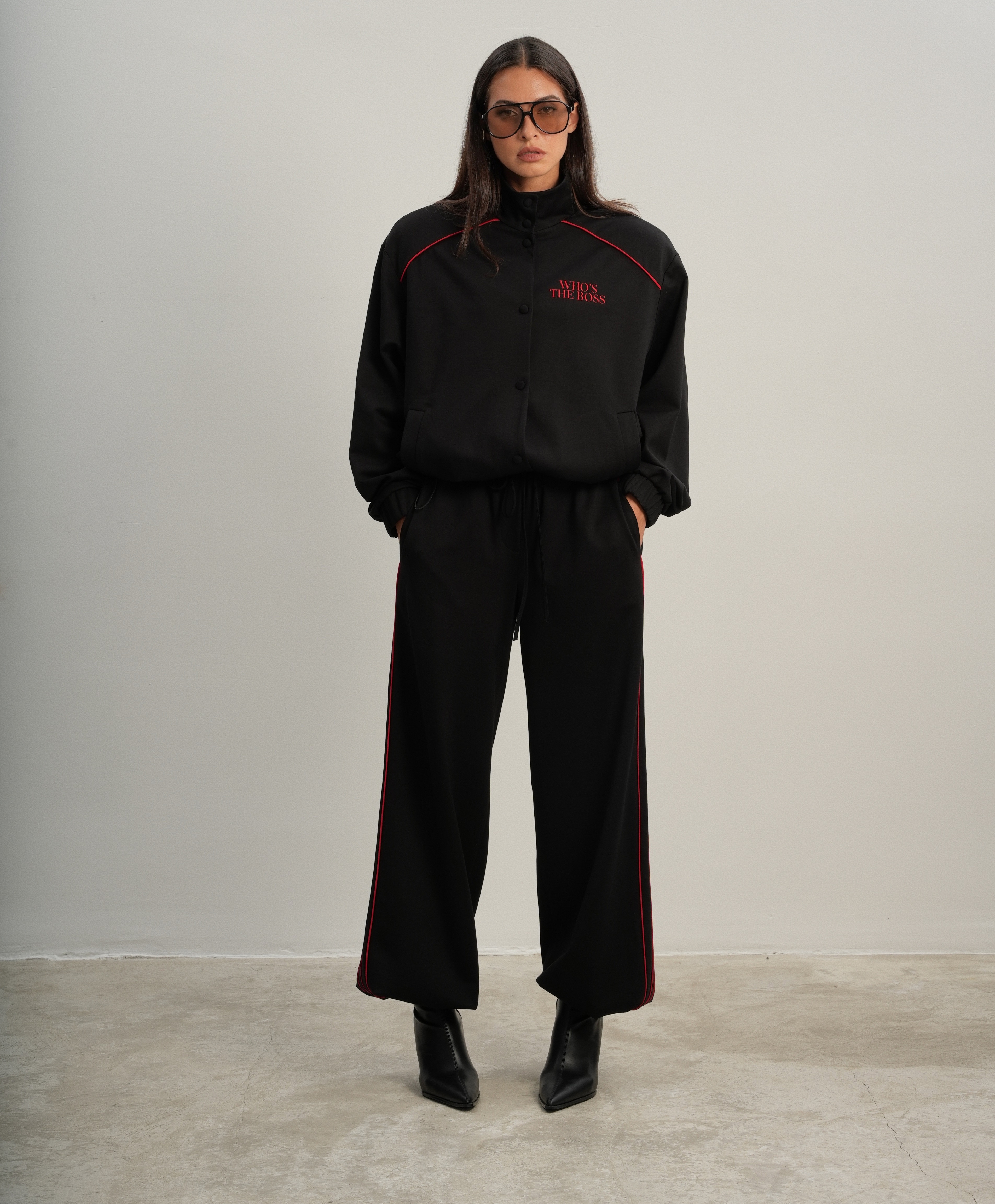 Спортивный костюм с вышивкой "WHO`S THE BOSS"